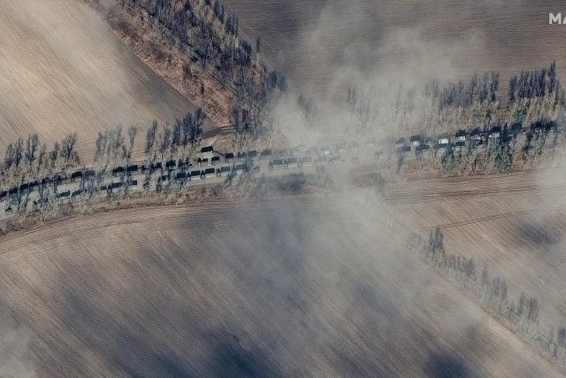 Satelitní snímek pořízený v neděli soukromou satelitní společností Maxar Technologies ukazuje pozemní síly ruské armády severovýchodně od Ivankiva mířící směrem na Kyjev na Ukrajině. | foto: Reuters