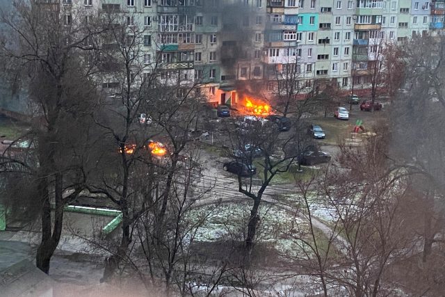 Sídliště v Mariupolu po ruském ostřelování | foto: Reuters