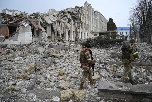 Zničená budova školy. Následky ruského bombardování na Ukrajině  (ilustrační snímek) | foto: Viacheslav Ratynskyi,  Reuters