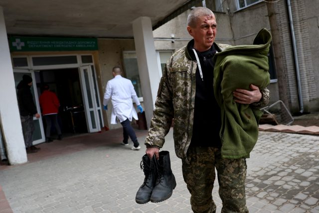 Scéna před nemocnicí ve městě Javoriv po útoku na místní vojenskou základnu | foto: Kai Pfaffenbach,  Reuters