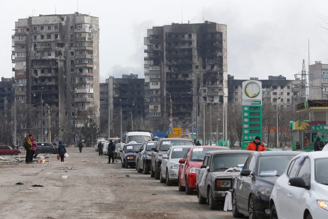 Mariupol se snaží opustit desítky tisíc lidí. Důvod je zřejmý | foto: Alexander Ermochenko,  Reuters