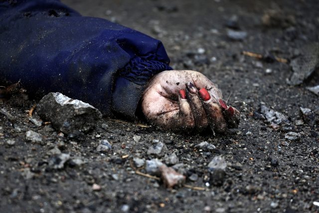 Tělo ženy,  která byla podle obyvatel ukrajinského města Buča zastřelena ruskými vojáky | foto: Reuters