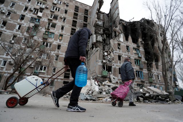 Obyvatelé Mariupolu si odnášejí humanitární pomoc. | foto: Alexander Ermochenko,  Reuters