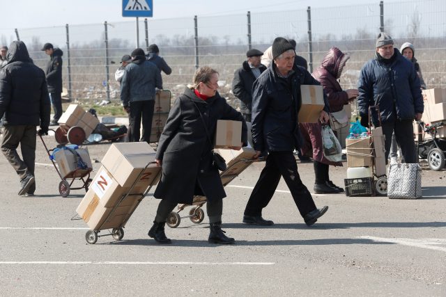 Lidé v Mariupolu dostávají humanitární pomoc | foto: Alexander Ermochenko,  Reuters