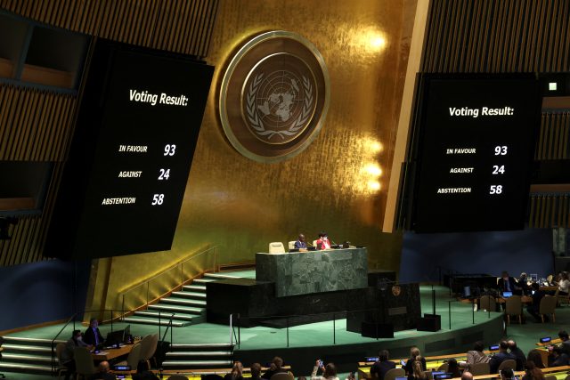 Hlasování Valného shromáždění OSN o vyloučení Ruska z Rady OSN pro lidská práva. | foto: Andrew Kelly,  Reuters