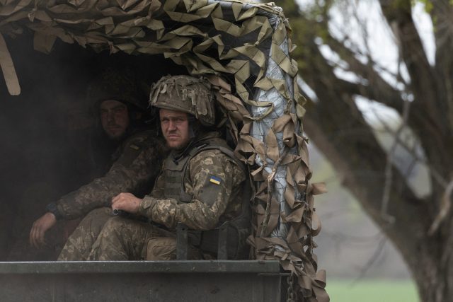 Ukrajinští vojáci ve vojenském vozidle na cestě k frontové linii během bojů poblíž města Izjumu v Charkovské oblasti | foto: Jorge Silva,  Reuters