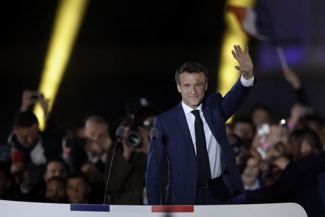 Emmanuel Macron při projevu pod Eiffelovou věží | foto: Benoit Tessier,  Reuters