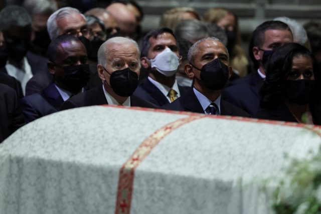Americký prezident Joe Biden s bývalou hlavou státu Barackem Obamou na pohřbu bývalé ministryně zahraničí Madeleine Albrightové. | foto: Evelyn Hockstein,  Reuters