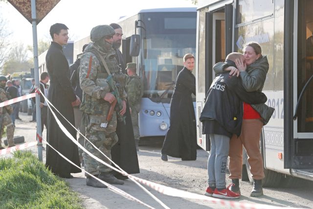 Lidé evakuovaní z Mariupolu se setkávají se svými blízkými,  kteří uprchli dříve | foto: Alexander Ermochenko,  Reuters