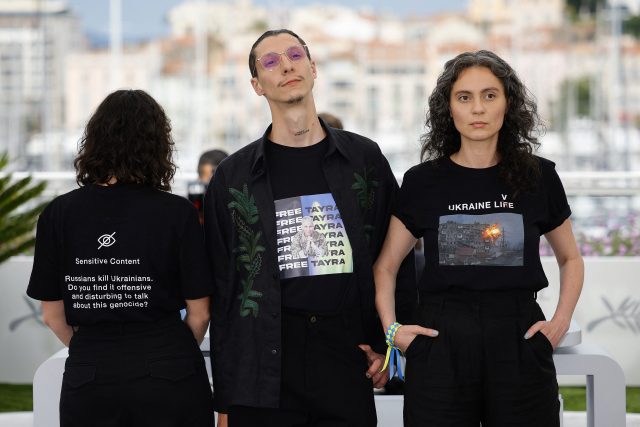 Ukrajinský režisér Maksym Nakonečnyj využil protestu na mezinárodním filmovém festivalu v Cannes prezentaci svého filmu Butterfly Vision | foto: Sarah Meyssonnier,  Reuters