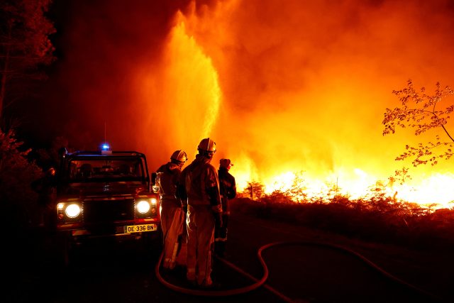Na jihu Evropy bojují s rozsáhlými požáry | foto: Sarah Meyssonnier,  Reuters