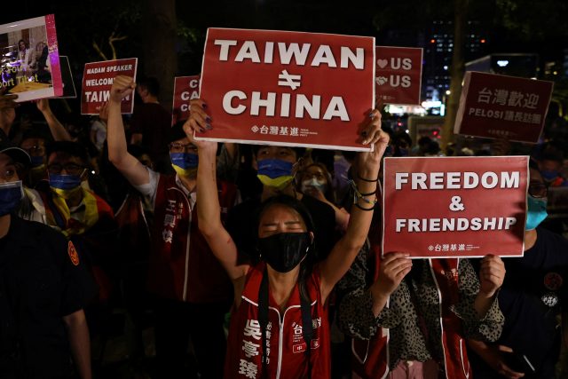 Přílet Nancy Pelosiové očekávali podporovatelé,  kteří zároveň vyslovili nesouhlas proti Číně | foto: Ann Wang,  Reuters