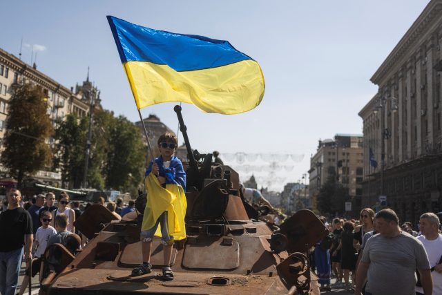 Výstava zničené ruské vojenské techniky v Kyjevě při příležitosti oslav ukrajinské nezávislosti | foto: Reuters