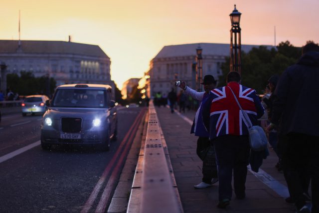 Na pondělní pohřeb královny se do Londýna sjelo na 500 hlav států,  premiérů a dalších vysokých představitelů řady zemí | foto: Tom Nicholson,  Reuters