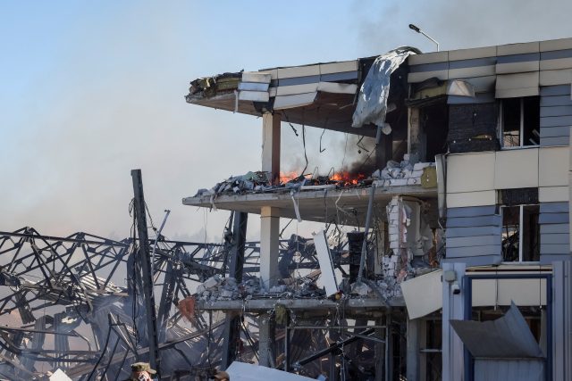Civilní sklad,  který poškodilo ruské ostřelování | foto: Gleb Garanich,  Reuters