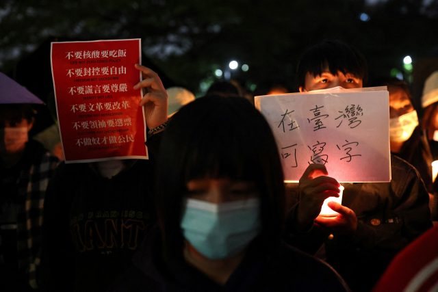 Protesty v Číně proti koronavirovým opatřením | foto: Ann Wang,  Reuters