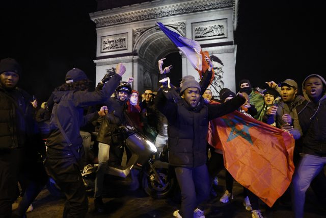 Policisté v Paříži očekávají,  že semifinálový duel mezi Francií a Marokem může způsobit nepokoje mezi příznivci obou táborů | foto: Reuters