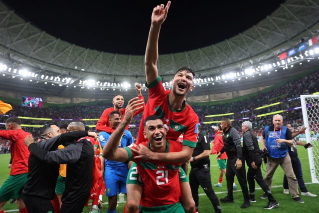 Fotbalisté Maroka slaví postup do semifinále mistrovství světa. Jejich fanoušci byli během celého šampionátu ve velkolepé euforii | foto: Carl Recine,  Reuters
