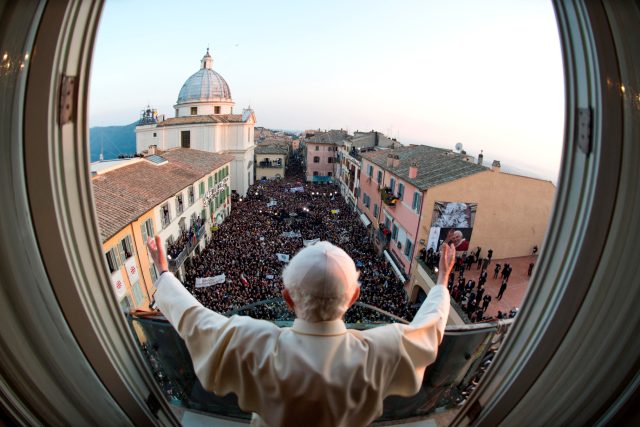 Benedikt XVI. mává lidem před Papežským palácem v Castel Gandolfu | foto: Reuters
