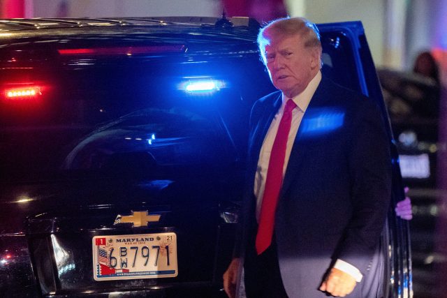 Donald Trump přijíždí do Trump Tower den poté,  co ho FBI přepadla v sídle v Palm Beach | foto: Davide &#039;Dee&#039; Delgado,  Reuters