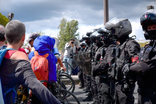 Demonstrace ve Francii | foto: Djoudi Hamani,  Reuters