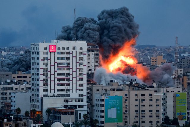 Kouř a plameny po útoku izraelských sil na výškovou budovu ve městě Gaza | foto: Mohammed Salem,  Reuters