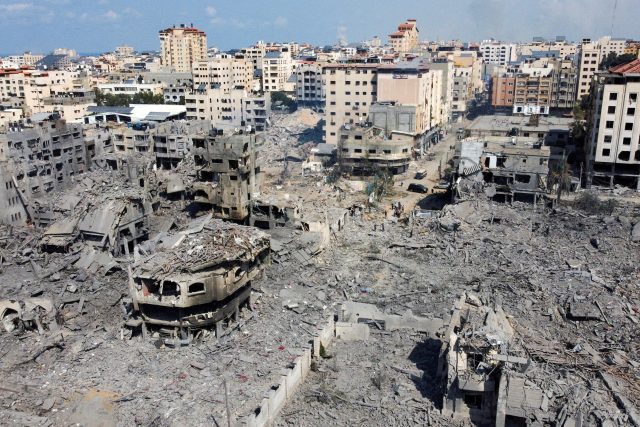 Pohled na domy a budovy zničené izraelskými údery ve městě Gaza | foto: Mohammed Salem,  Reuters