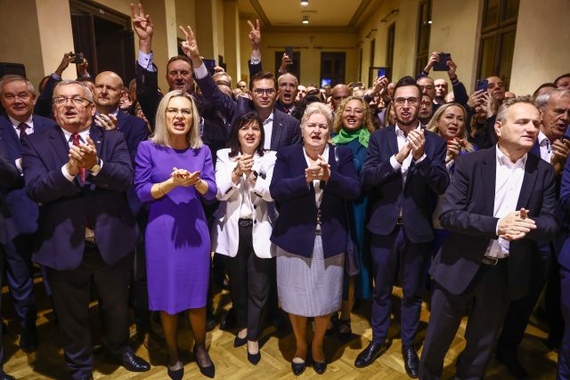 Členové strany Právo a spravedlnost  (PiS) a jejich příznivci oslavují poté,  co získali 36, 8 procenta hlasů v polských parlamentních volbách 15. října 2023 v Krakově. | foto: Reuters