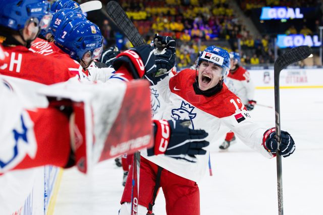 Dominik Rymon slaví gól,  kterým Češi zvýšili na 7:5 nad Finskem | foto: Michael Erichsen/Bildbyran/Sipa USA,  Reuters