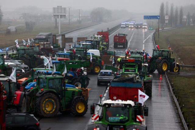 Francouzští zemědělci traktory blokují silnici | foto: Stephanie Lecocq,  Reuters