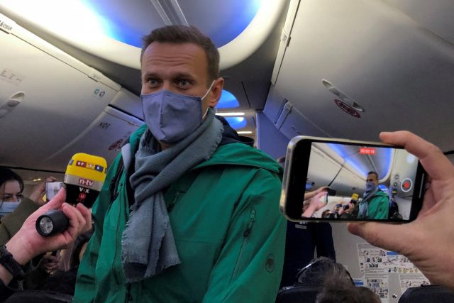 Ruský opoziční vůdce Alexej Navalnyj nastupuje do letadla před odletem do ruského hlavního města Moskvy na letišti v Berlíně 17. ledna 2021 | foto: Polina Ivanova,  Reuters