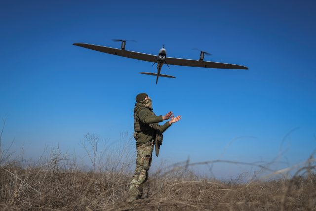 Ukrajinský voják vypouští dron typu Vector | foto: Oleksandr Ratushniak,  Reuters