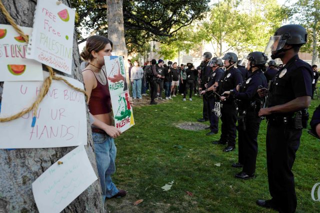 Policie obklopuje studenty protestující na podporu Palestinců na Univerzitě v Jižní Kalifornie | foto: Zaydee Sanchez,  Reuters