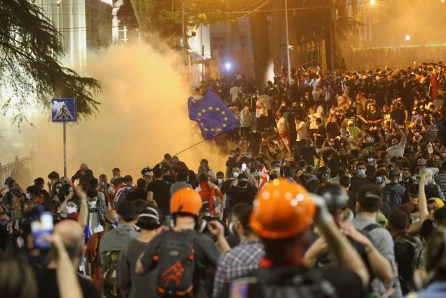 Návrh zákona od chvíle,  kdy jej Gruzínský sen v polovině dubna předložil parlamentu,  opakovaně přivedl do ulic tisíce Gruzínců | foto: Irakli Gedenidze,  Reuters