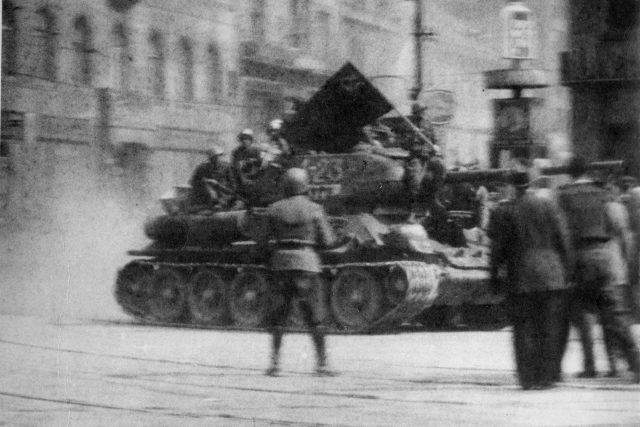 Tank T-34 Rudé armády v Praze | foto: Vojenský historický ústav