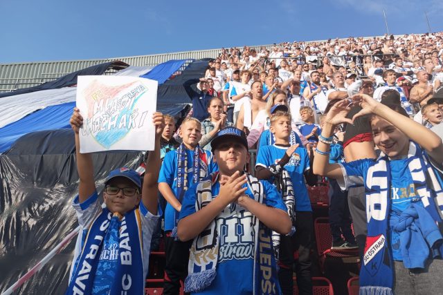 Mladí fanoušci Baníku Ostrava vyrazili na výjezd. Svůj klub podporovali v Olomouci | foto: Facebook Mladí Chachaři