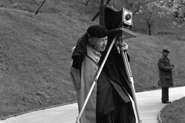 Josef Sudek s kamerou,  Praha,  1967 | foto: Timm Rautert,  Galerie Parrotta Contemporary Art,  Köln,  Galerie hlavního města Prahy