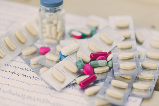 Až třetina lidí mezi 65. a 69. rokem věku užívá pět a více léků najednou | foto: Shutterstock