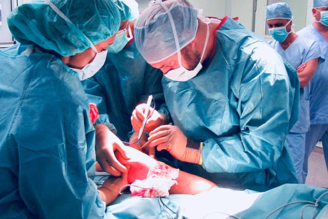 Lékaři v Nemocnici Na Bulovce voperovali chlapci rostoucí endoprotézu kolene  | foto: Nemocnice Na Bulovce,  Facebook