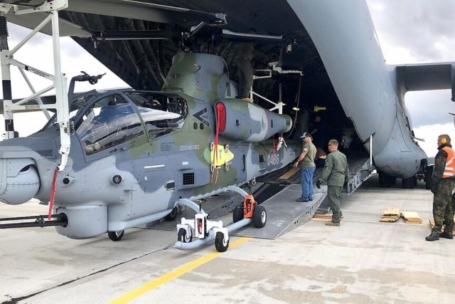 Bojový vrtulník AH-1Z Viper v Náměšti nad Oslavou | foto: Kapitánka Jindřiška Budiková,  Armáda ČR