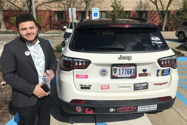 Republikán Kris před svým autem s nálepkami kampaně Donalda Trumpa | foto: Jan Kaliba,  Český rozhlas