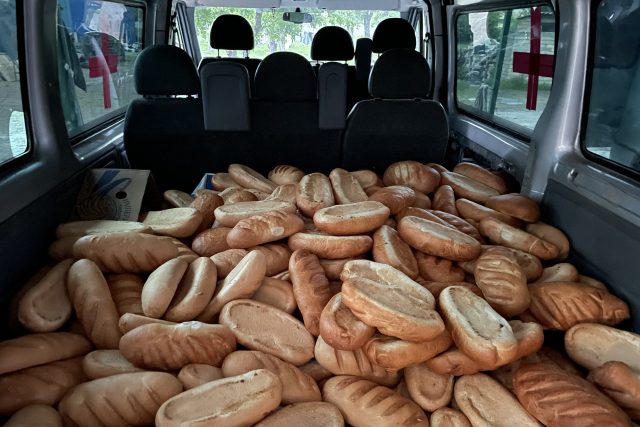 Olegova dodávka je plná chleba. Pomoc vezou civilistům,  ale také vojákům | foto: Martin Dorazín,  Český rozhlas