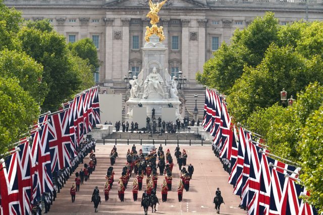 Smuteční průvod kráčel pohřebním tempem 75 kroků za minutu,  rakev byla zakryta královskou standartou Velké Británie,  na které spočívala britská imperiální koruna. Tu měla Alžběta II. na hlavě při své korunovaci v roce 1953. | foto: Victoria Jones,  Reuters