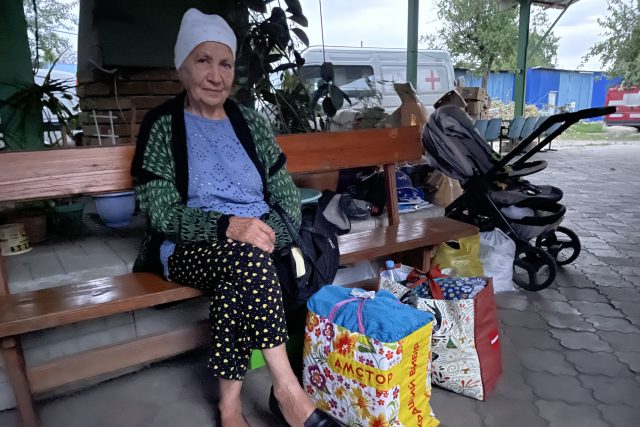 Paní Ljudmila odjíždí domů,  protože nechce být v tomto centru pro běžence v Donbasu cizím lidem na obtíž | foto: Martin Dorazín,  Český rozhlas