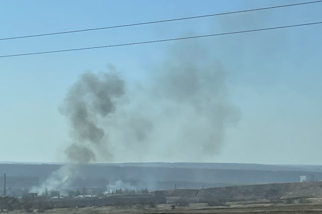 Kouř v krajině zdevastované válkou | foto: Martin Dorazín,  Český rozhlas