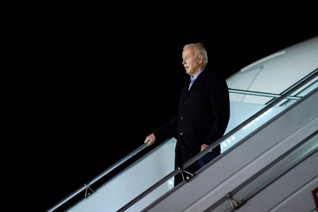 Joe Biden na vojenském letišti ve Varšavě | foto: Evan Vucci,  Reuters