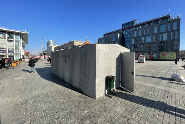 Když je poplach vyhlášen,  je možné se v centru Dnipra,  kde je hodně lidí,  schovat do nového betonového úkrytu | foto: Martin Dorazín,  Český rozhlas