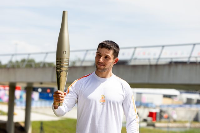 Jiří Prskavec s olympijskou pochodní | foto: Ondřej Hnilica / ČOV