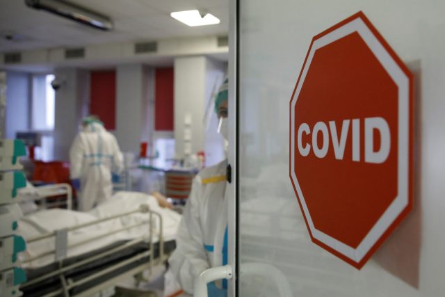 V nemocnicích nadále zůstávají vypůjčená lůžka z nouzových zásob | foto: Reuters