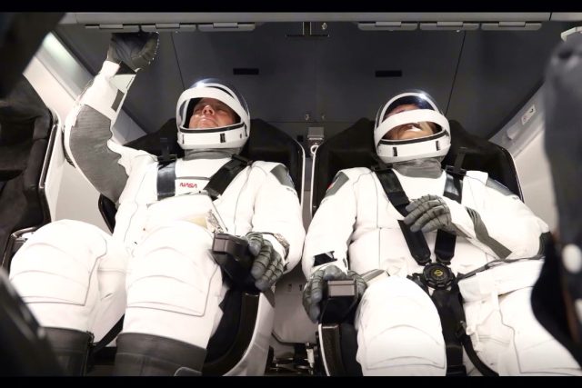 Členové posádky raketoplánu SpaceX Crew Dragon v kabině | foto: NASA TV